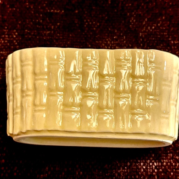 VINTAGE BASKET WEAVE CERAMIC PLANTER 1960s MARKED ‘USA’—Ivory Beige - Picture 4 of 7